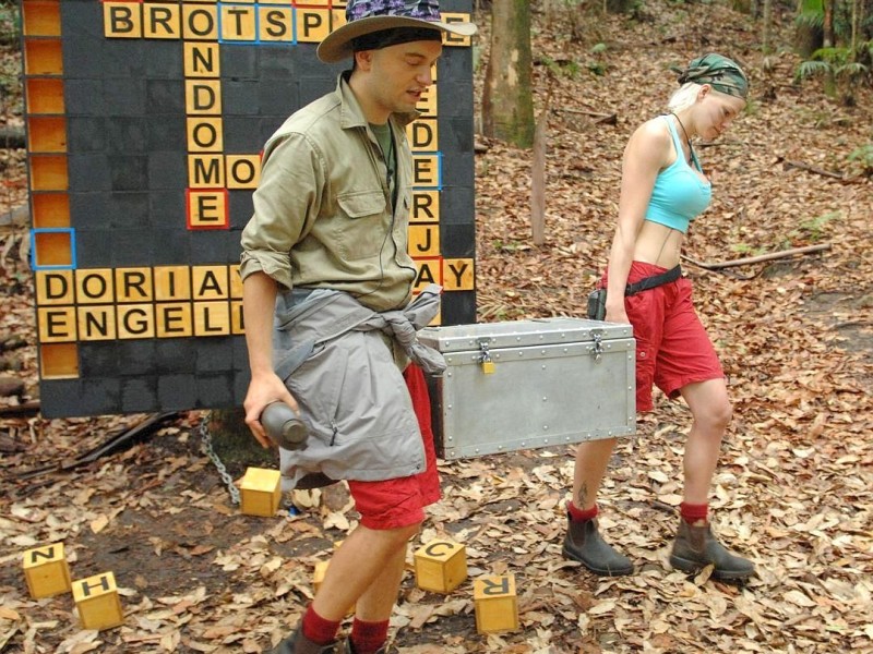 ... können Melanie und Julian die Schatzkiste ins Camp tragen.