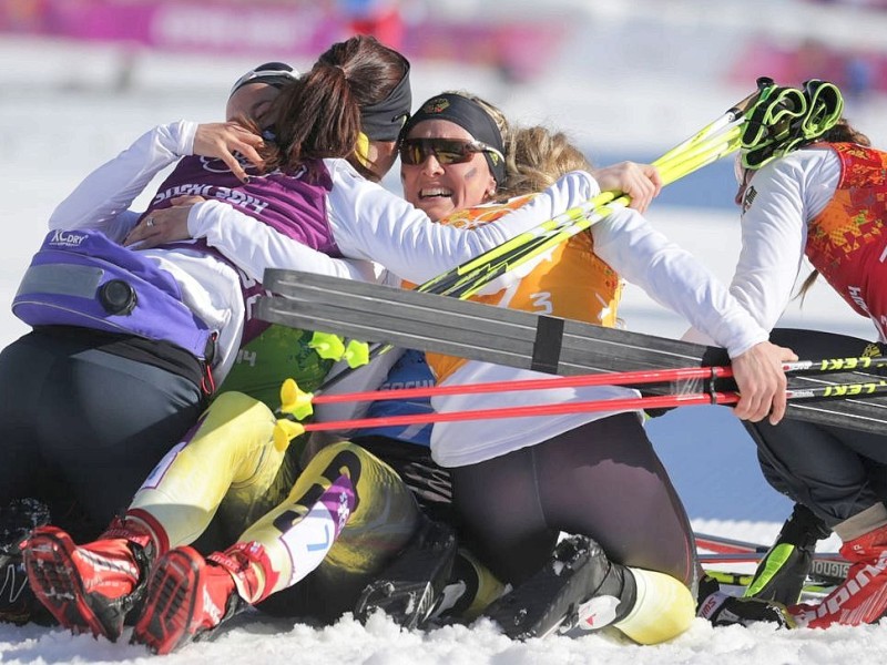 Nach dem Rennen kannte der Jubel keine Grenzen. Deutschlands Langlauf-Damen haben überraschend Bronze gewonnen.