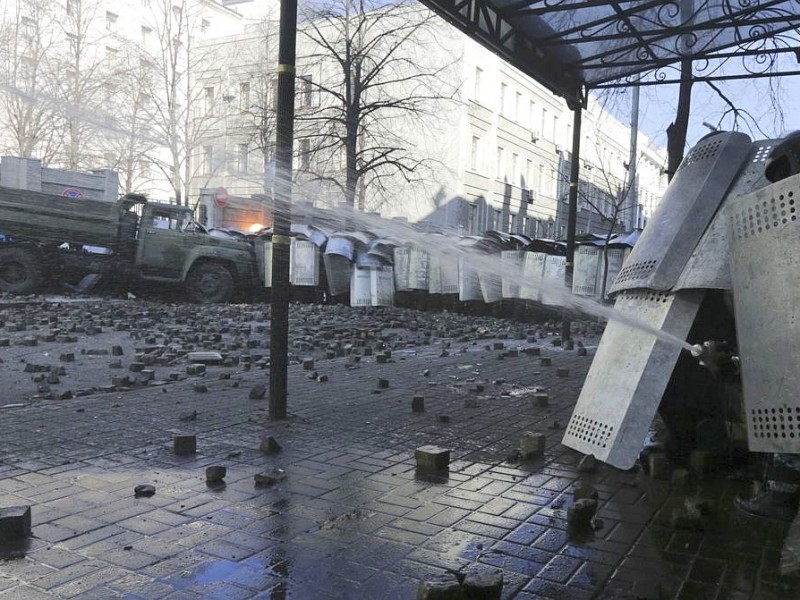 In der Ukraine ist die Gewalt zwischen Sicherheitskräften und Demonstranten am Dienstag eskaliert. Mindestens 25 Menschen wurden getötet.