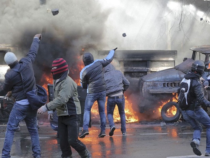 In der Ukraine ist die Gewalt zwischen Sicherheitskräften und Demonstranten am Dienstag eskaliert. Mindestens 25 Menschen wurden getötet.