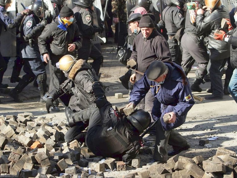 In der Ukraine ist die Gewalt zwischen Sicherheitskräften und Demonstranten am Dienstag eskaliert. Mindestens 25 Menschen wurden getötet.