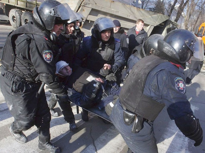 In der Ukraine ist die Gewalt zwischen Sicherheitskräften und Demonstranten am Dienstag eskaliert. Mindestens 25 Menschen wurden getötet.