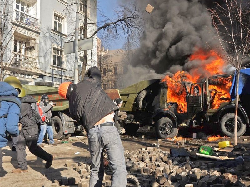 In der Ukraine ist die Gewalt zwischen Sicherheitskräften und Demonstranten am Dienstag eskaliert. Mindestens 25 Menschen wurden getötet.