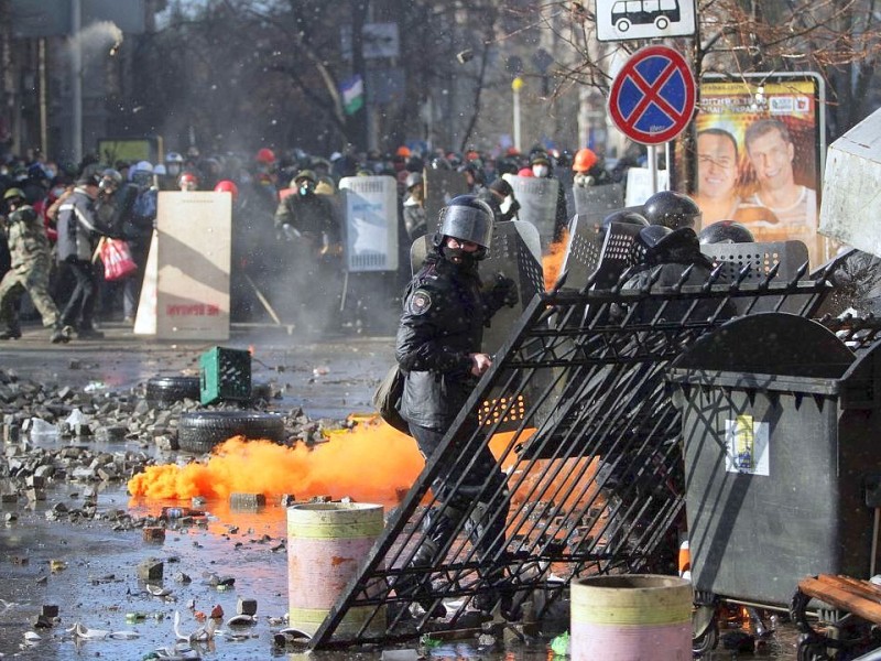 In der Ukraine ist die Gewalt zwischen Sicherheitskräften und Demonstranten am Dienstag eskaliert. Mindestens 25 Menschen wurden getötet.