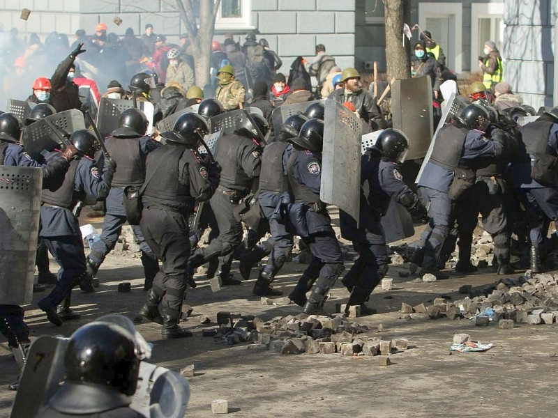 In der Ukraine ist die Gewalt zwischen Sicherheitskräften und Demonstranten am Dienstag eskaliert. Mindestens 25 Menschen wurden getötet.