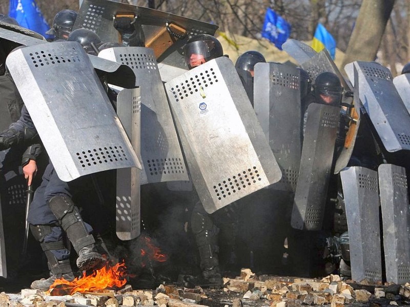 In der Ukraine ist die Gewalt zwischen Sicherheitskräften und Demonstranten am Dienstag eskaliert. Mindestens 25 Menschen wurden getötet.