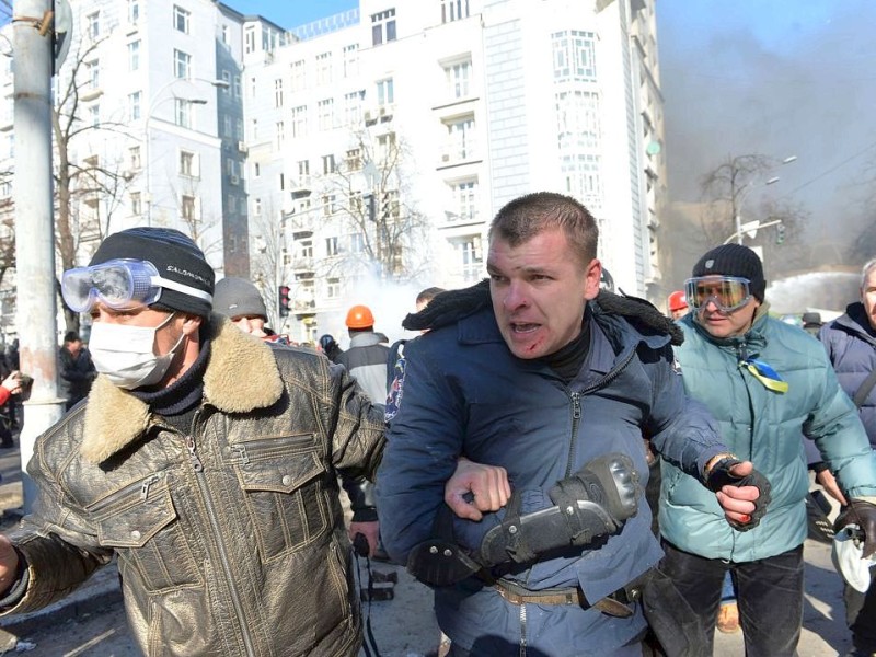 In der Ukraine ist die Gewalt zwischen Sicherheitskräften und Demonstranten am Dienstag eskaliert. Mindestens 25 Menschen wurden getötet.