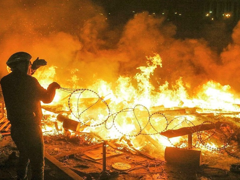 In der Ukraine ist die Gewalt zwischen Sicherheitskräften und Demonstranten am Dienstag eskaliert. Mindestens 25 Menschen wurden getötet.