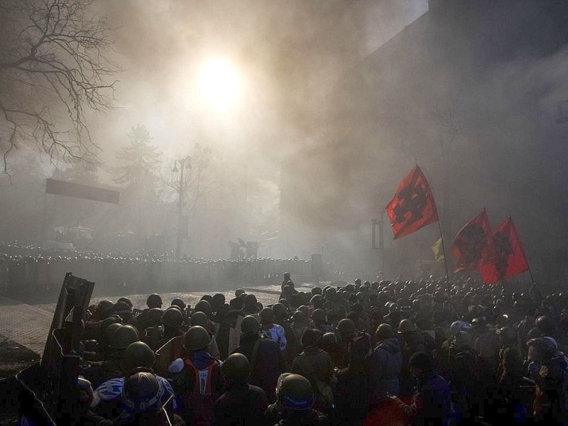 In der Ukraine ist die Gewalt zwischen Sicherheitskräften und Demonstranten am Dienstag eskaliert. Mindestens 25 Menschen wurden getötet.