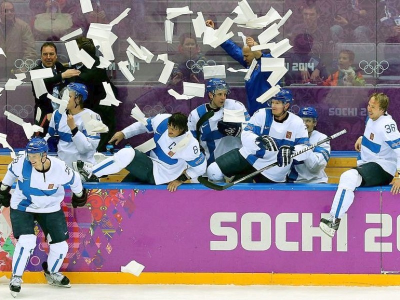 Finnland sichert sich im Eishockey die Bronzemedaille. Obwohl die USA das erste Drittel im Spiel um Platz drei klar dominierten, feierten die Finnen am Ende ein klares 5:0.