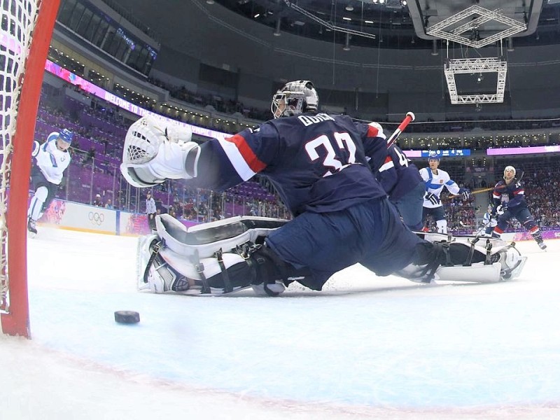 Finnland sichert sich im Eishockey die Bronzemedaille. Obwohl die USA das erste Drittel im Spiel um Platz drei klar dominierten, feierten die Finnen am Ende ein klares 5:0.