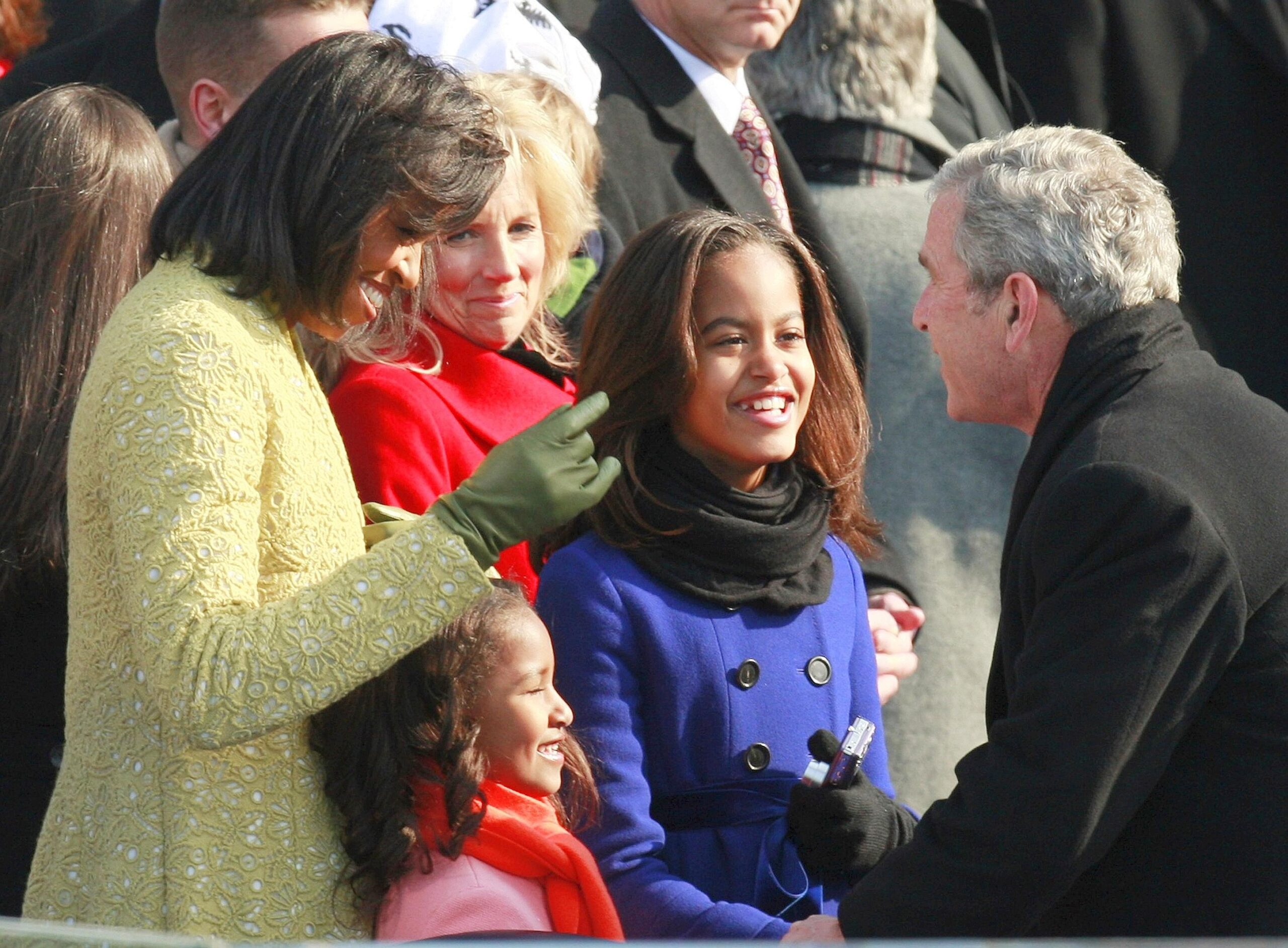 ... hat Malia von Kindesbeinen an als Tugend erlernt. Klar, dass sie George W. Bush brav die Hand schüttelt, nachdem ihr Vater den Republikaner als mächtigsten Mann der Welt abgelöst hat. Jenna und Barbara Bush sollen Malia und Sasha sogar Tipps gegeben haben, wie sie mit der neuen Rolle zurecht kommen können: Nicht immer alles persönlich nehmen, was die Medien über den Vater berichten. Für Malia und ihre kleine Schwester...