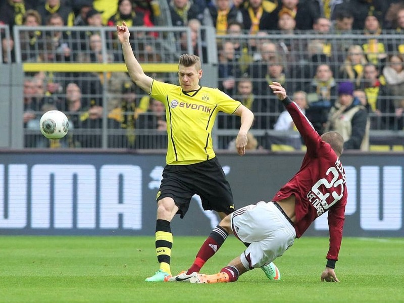 Borussia Dortmund ist auch in der Fußball-Bundesliga zurück auf Erfolgskurs. Eine Woche nach der ernüchternden Schlappe beim Hamburger SV (0:3) setzte sich die Mannschaft von Trainer Jürgen Klopp mit 3:0 (0:0) gegen den 1. FC Nürnberg durch. Wie schon beim famosen Champions-League-Auftritt vier Tage zuvor in St. Petersburg (4:2) präsentierte sich der BVB am Samstag von seiner besseren Seite und rückte auf Rang zwei vor. Vor 80 645 Zuschauern im ausverkauften Signal Iduna Park sorgten der nach dreiwöchiger Verletzungspause ins Team zurückgekehrte Mats Hummels (51. Minute), Robert Lewandowski (67.) und Henrich Mchitarjan (83.) für den verdienten Sieg.