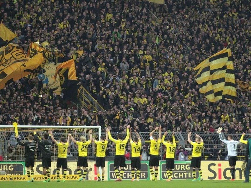 Borussia Dortmund ist auch in der Fußball-Bundesliga zurück auf Erfolgskurs. Eine Woche nach der ernüchternden Schlappe beim Hamburger SV (0:3) setzte sich die Mannschaft von Trainer Jürgen Klopp mit 3:0 (0:0) gegen den 1. FC Nürnberg durch. Wie schon beim famosen Champions-League-Auftritt vier Tage zuvor in St. Petersburg (4:2) präsentierte sich der BVB am Samstag von seiner besseren Seite und rückte auf Rang zwei vor. Vor 80 645 Zuschauern im ausverkauften Signal Iduna Park sorgten der nach dreiwöchiger Verletzungspause ins Team zurückgekehrte Mats Hummels (51. Minute), Robert Lewandowski (67.) und Henrich Mchitarjan (83.) für den verdienten Sieg.