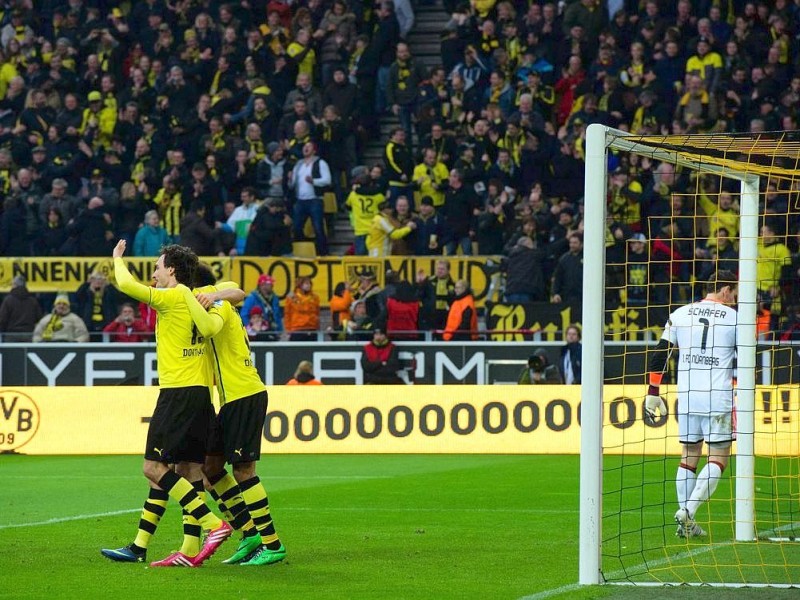 Borussia Dortmund ist auch in der Fußball-Bundesliga zurück auf Erfolgskurs. Eine Woche nach der ernüchternden Schlappe beim Hamburger SV (0:3) setzte sich die Mannschaft von Trainer Jürgen Klopp mit 3:0 (0:0) gegen den 1. FC Nürnberg durch. Wie schon beim famosen Champions-League-Auftritt vier Tage zuvor in St. Petersburg (4:2) präsentierte sich der BVB am Samstag von seiner besseren Seite und rückte auf Rang zwei vor. Vor 80 645 Zuschauern im ausverkauften Signal Iduna Park sorgten der nach dreiwöchiger Verletzungspause ins Team zurückgekehrte Mats Hummels (51. Minute), Robert Lewandowski (67.) und Henrich Mchitarjan (83.) für den verdienten Sieg.