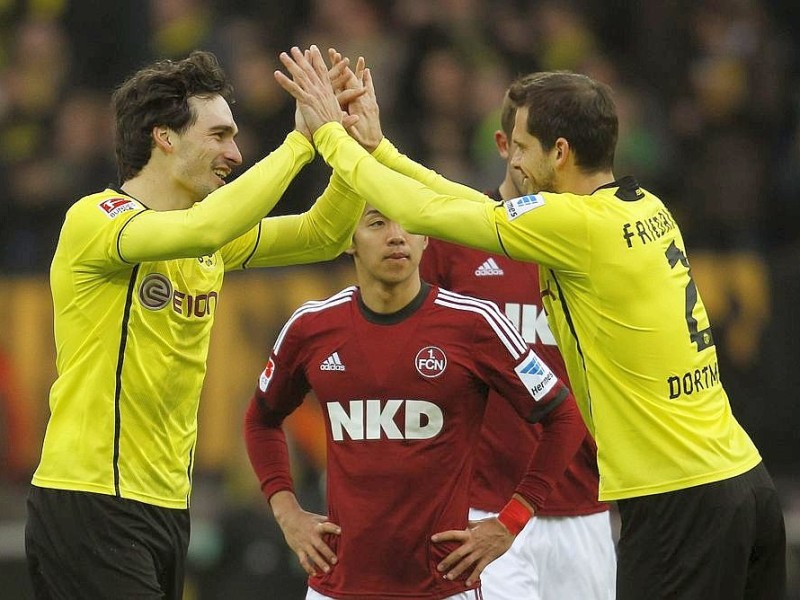 Borussia Dortmund ist auch in der Fußball-Bundesliga zurück auf Erfolgskurs. Eine Woche nach der ernüchternden Schlappe beim Hamburger SV (0:3) setzte sich die Mannschaft von Trainer Jürgen Klopp mit 3:0 (0:0) gegen den 1. FC Nürnberg durch. Wie schon beim famosen Champions-League-Auftritt vier Tage zuvor in St. Petersburg (4:2) präsentierte sich der BVB am Samstag von seiner besseren Seite und rückte auf Rang zwei vor. Vor 80 645 Zuschauern im ausverkauften Signal Iduna Park sorgten der nach dreiwöchiger Verletzungspause ins Team zurückgekehrte Mats Hummels (51. Minute), Robert Lewandowski (67.) und Henrich Mchitarjan (83.) für den verdienten Sieg.