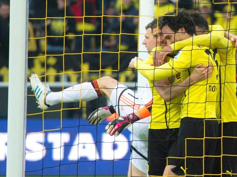 Borussia Dortmund ist auch in der Fußball-Bundesliga zurück auf Erfolgskurs. Eine Woche nach der ernüchternden Schlappe beim Hamburger SV (0:3) setzte sich die Mannschaft von Trainer Jürgen Klopp mit 3:0 (0:0) gegen den 1. FC Nürnberg durch. Wie schon beim famosen Champions-League-Auftritt vier Tage zuvor in St. Petersburg (4:2) präsentierte sich der BVB am Samstag von seiner besseren Seite und rückte auf Rang zwei vor. Vor 80 645 Zuschauern im ausverkauften Signal Iduna Park sorgten der nach dreiwöchiger Verletzungspause ins Team zurückgekehrte Mats Hummels (51. Minute), Robert Lewandowski (67.) und Henrich Mchitarjan (83.) für den verdienten Sieg.