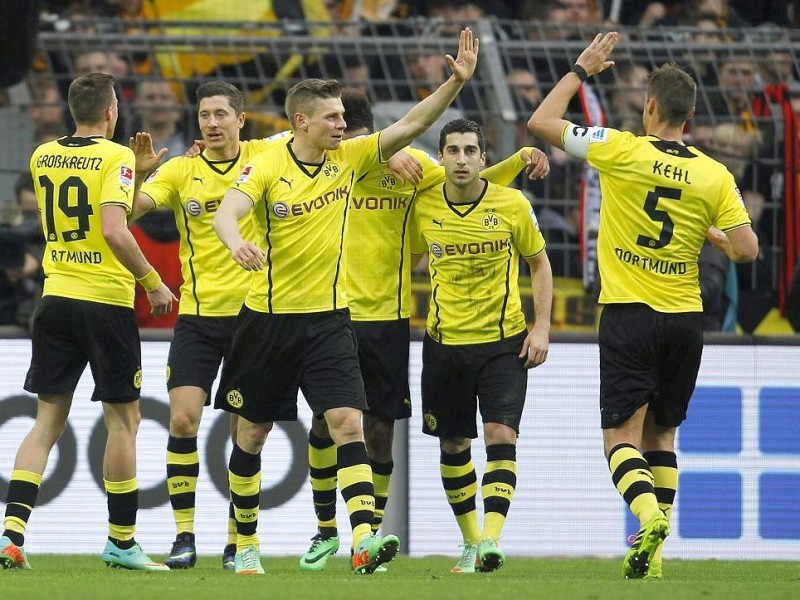 Borussia Dortmund ist auch in der Fußball-Bundesliga zurück auf Erfolgskurs. Eine Woche nach der ernüchternden Schlappe beim Hamburger SV (0:3) setzte sich die Mannschaft von Trainer Jürgen Klopp mit 3:0 (0:0) gegen den 1. FC Nürnberg durch. Wie schon beim famosen Champions-League-Auftritt vier Tage zuvor in St. Petersburg (4:2) präsentierte sich der BVB am Samstag von seiner besseren Seite und rückte auf Rang zwei vor. Vor 80 645 Zuschauern im ausverkauften Signal Iduna Park sorgten der nach dreiwöchiger Verletzungspause ins Team zurückgekehrte Mats Hummels (51. Minute), Robert Lewandowski (67.) und Henrich Mchitarjan (83.) für den verdienten Sieg.