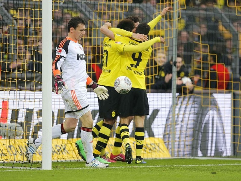 Borussia Dortmund ist auch in der Fußball-Bundesliga zurück auf Erfolgskurs. Eine Woche nach der ernüchternden Schlappe beim Hamburger SV (0:3) setzte sich die Mannschaft von Trainer Jürgen Klopp mit 3:0 (0:0) gegen den 1. FC Nürnberg durch. Wie schon beim famosen Champions-League-Auftritt vier Tage zuvor in St. Petersburg (4:2) präsentierte sich der BVB am Samstag von seiner besseren Seite und rückte auf Rang zwei vor. Vor 80 645 Zuschauern im ausverkauften Signal Iduna Park sorgten der nach dreiwöchiger Verletzungspause ins Team zurückgekehrte Mats Hummels (51. Minute), Robert Lewandowski (67.) und Henrich Mchitarjan (83.) für den verdienten Sieg.