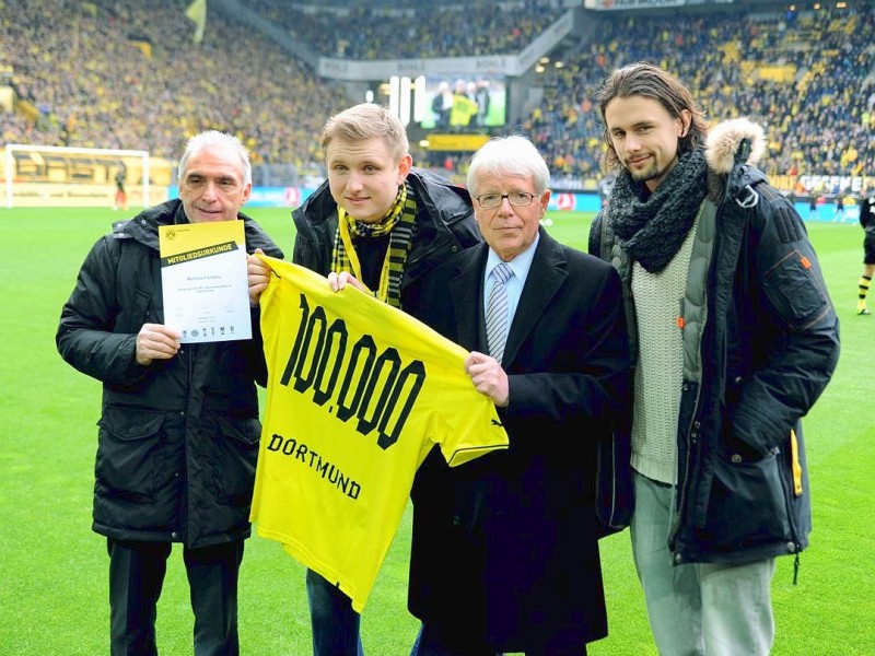 Borussia Dortmund ist auch in der Fußball-Bundesliga zurück auf Erfolgskurs. Eine Woche nach der ernüchternden Schlappe beim Hamburger SV (0:3) setzte sich die Mannschaft von Trainer Jürgen Klopp mit 3:0 (0:0) gegen den 1. FC Nürnberg durch. Wie schon beim famosen Champions-League-Auftritt vier Tage zuvor in St. Petersburg (4:2) präsentierte sich der BVB am Samstag von seiner besseren Seite und rückte auf Rang zwei vor. Vor 80 645 Zuschauern im ausverkauften Signal Iduna Park sorgten der nach dreiwöchiger Verletzungspause ins Team zurückgekehrte Mats Hummels (51. Minute), Robert Lewandowski (67.) und Henrich Mchitarjan (83.) für den verdienten Sieg.