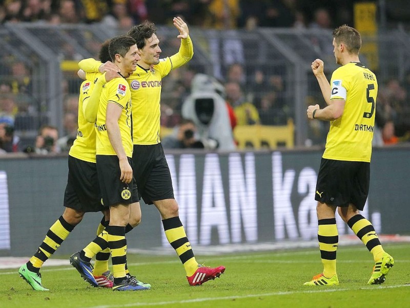 Borussia Dortmund ist auch in der Fußball-Bundesliga zurück auf Erfolgskurs. Eine Woche nach der ernüchternden Schlappe beim Hamburger SV (0:3) setzte sich die Mannschaft von Trainer Jürgen Klopp mit 3:0 (0:0) gegen den 1. FC Nürnberg durch. Wie schon beim famosen Champions-League-Auftritt vier Tage zuvor in St. Petersburg (4:2) präsentierte sich der BVB am Samstag von seiner besseren Seite und rückte auf Rang zwei vor. Vor 80 645 Zuschauern im ausverkauften Signal Iduna Park sorgten der nach dreiwöchiger Verletzungspause ins Team zurückgekehrte Mats Hummels (51. Minute), Robert Lewandowski (67.) und Henrich Mchitarjan (83.) für den verdienten Sieg.