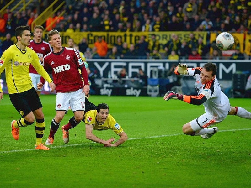 Borussia Dortmund ist auch in der Fußball-Bundesliga zurück auf Erfolgskurs. Eine Woche nach der ernüchternden Schlappe beim Hamburger SV (0:3) setzte sich die Mannschaft von Trainer Jürgen Klopp mit 3:0 (0:0) gegen den 1. FC Nürnberg durch. Wie schon beim famosen Champions-League-Auftritt vier Tage zuvor in St. Petersburg (4:2) präsentierte sich der BVB am Samstag von seiner besseren Seite und rückte auf Rang zwei vor. Vor 80 645 Zuschauern im ausverkauften Signal Iduna Park sorgten der nach dreiwöchiger Verletzungspause ins Team zurückgekehrte Mats Hummels (51. Minute), Robert Lewandowski (67.) und Henrich Mchitarjan (83.) für den verdienten Sieg.