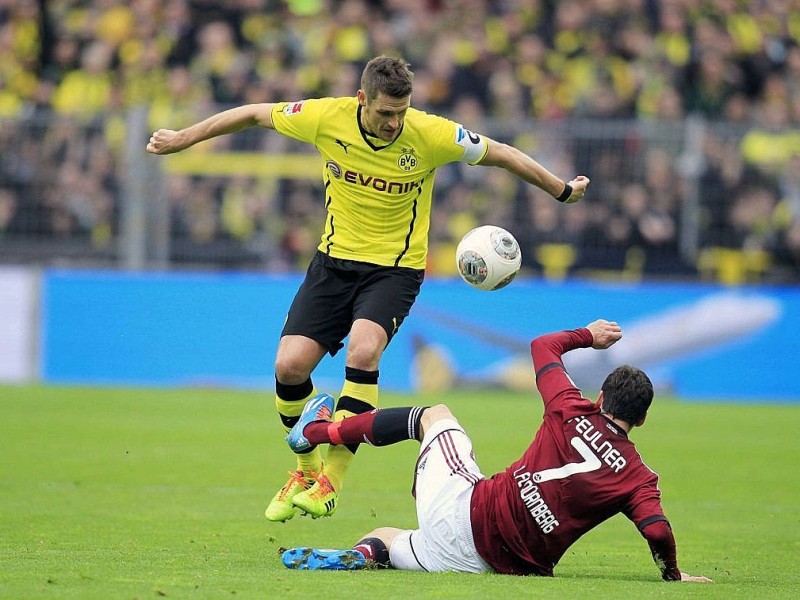 Borussia Dortmund ist auch in der Fußball-Bundesliga zurück auf Erfolgskurs. Eine Woche nach der ernüchternden Schlappe beim Hamburger SV (0:3) setzte sich die Mannschaft von Trainer Jürgen Klopp mit 3:0 (0:0) gegen den 1. FC Nürnberg durch. Wie schon beim famosen Champions-League-Auftritt vier Tage zuvor in St. Petersburg (4:2) präsentierte sich der BVB am Samstag von seiner besseren Seite und rückte auf Rang zwei vor. Vor 80 645 Zuschauern im ausverkauften Signal Iduna Park sorgten der nach dreiwöchiger Verletzungspause ins Team zurückgekehrte Mats Hummels (51. Minute), Robert Lewandowski (67.) und Henrich Mchitarjan (83.) für den verdienten Sieg.