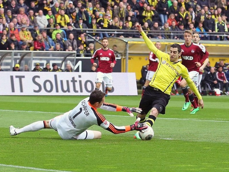 Borussia Dortmund ist auch in der Fußball-Bundesliga zurück auf Erfolgskurs. Eine Woche nach der ernüchternden Schlappe beim Hamburger SV (0:3) setzte sich die Mannschaft von Trainer Jürgen Klopp mit 3:0 (0:0) gegen den 1. FC Nürnberg durch. Wie schon beim famosen Champions-League-Auftritt vier Tage zuvor in St. Petersburg (4:2) präsentierte sich der BVB am Samstag von seiner besseren Seite und rückte auf Rang zwei vor. Vor 80 645 Zuschauern im ausverkauften Signal Iduna Park sorgten der nach dreiwöchiger Verletzungspause ins Team zurückgekehrte Mats Hummels (51. Minute), Robert Lewandowski (67.) und Henrich Mchitarjan (83.) für den verdienten Sieg.