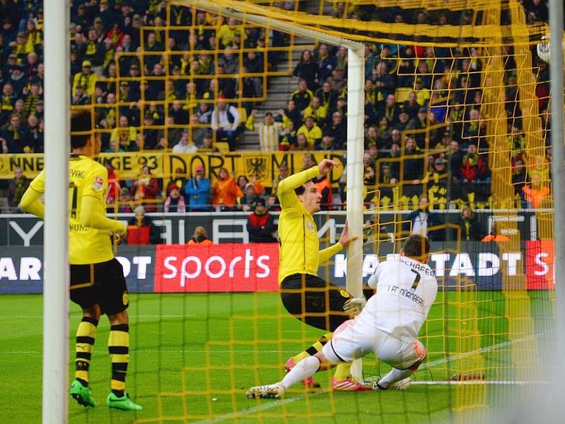 Borussia Dortmund ist auch in der Fußball-Bundesliga zurück auf Erfolgskurs. Eine Woche nach der ernüchternden Schlappe beim Hamburger SV (0:3) setzte sich die Mannschaft von Trainer Jürgen Klopp mit 3:0 (0:0) gegen den 1. FC Nürnberg durch. Wie schon beim famosen Champions-League-Auftritt vier Tage zuvor in St. Petersburg (4:2) präsentierte sich der BVB am Samstag von seiner besseren Seite und rückte auf Rang zwei vor. Vor 80 645 Zuschauern im ausverkauften Signal Iduna Park sorgten der nach dreiwöchiger Verletzungspause ins Team zurückgekehrte Mats Hummels (51. Minute), Robert Lewandowski (67.) und Henrich Mchitarjan (83.) für den verdienten Sieg.