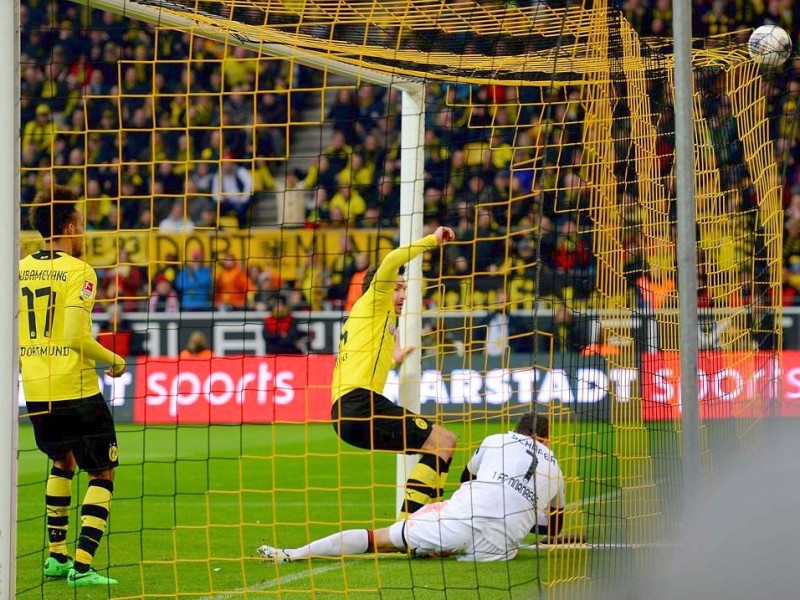 Borussia Dortmund ist auch in der Fußball-Bundesliga zurück auf Erfolgskurs. Eine Woche nach der ernüchternden Schlappe beim Hamburger SV (0:3) setzte sich die Mannschaft von Trainer Jürgen Klopp mit 3:0 (0:0) gegen den 1. FC Nürnberg durch. Wie schon beim famosen Champions-League-Auftritt vier Tage zuvor in St. Petersburg (4:2) präsentierte sich der BVB am Samstag von seiner besseren Seite und rückte auf Rang zwei vor. Vor 80 645 Zuschauern im ausverkauften Signal Iduna Park sorgten der nach dreiwöchiger Verletzungspause ins Team zurückgekehrte Mats Hummels (51. Minute), Robert Lewandowski (67.) und Henrich Mchitarjan (83.) für den verdienten Sieg.