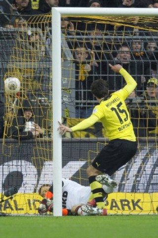 Borussia Dortmund ist auch in der Fußball-Bundesliga zurück auf Erfolgskurs. Eine Woche nach der ernüchternden Schlappe beim Hamburger SV (0:3) setzte sich die Mannschaft von Trainer Jürgen Klopp mit 3:0 (0:0) gegen den 1. FC Nürnberg durch. Wie schon beim famosen Champions-League-Auftritt vier Tage zuvor in St. Petersburg (4:2) präsentierte sich der BVB am Samstag von seiner besseren Seite und rückte auf Rang zwei vor. Vor 80 645 Zuschauern im ausverkauften Signal Iduna Park sorgten der nach dreiwöchiger Verletzungspause ins Team zurückgekehrte Mats Hummels (51. Minute), Robert Lewandowski (67.) und Henrich Mchitarjan (83.) für den verdienten Sieg.