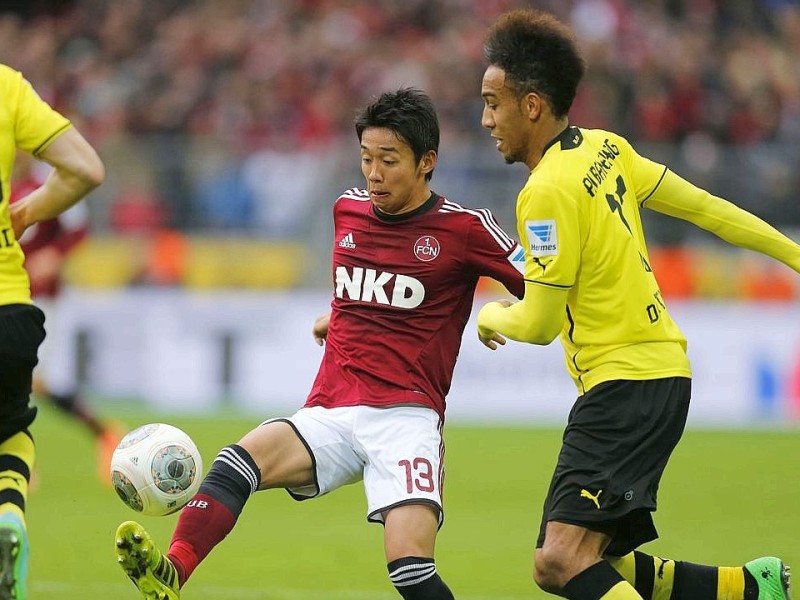 Borussia Dortmund ist auch in der Fußball-Bundesliga zurück auf Erfolgskurs. Eine Woche nach der ernüchternden Schlappe beim Hamburger SV (0:3) setzte sich die Mannschaft von Trainer Jürgen Klopp mit 3:0 (0:0) gegen den 1. FC Nürnberg durch. Wie schon beim famosen Champions-League-Auftritt vier Tage zuvor in St. Petersburg (4:2) präsentierte sich der BVB am Samstag von seiner besseren Seite und rückte auf Rang zwei vor. Vor 80 645 Zuschauern im ausverkauften Signal Iduna Park sorgten der nach dreiwöchiger Verletzungspause ins Team zurückgekehrte Mats Hummels (51. Minute), Robert Lewandowski (67.) und Henrich Mchitarjan (83.) für den verdienten Sieg.