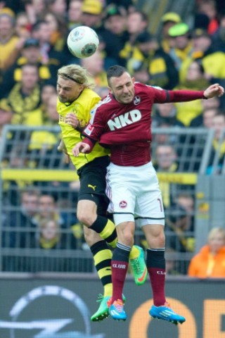 Borussia Dortmund ist auch in der Fußball-Bundesliga zurück auf Erfolgskurs. Eine Woche nach der ernüchternden Schlappe beim Hamburger SV (0:3) setzte sich die Mannschaft von Trainer Jürgen Klopp mit 3:0 (0:0) gegen den 1. FC Nürnberg durch. Wie schon beim famosen Champions-League-Auftritt vier Tage zuvor in St. Petersburg (4:2) präsentierte sich der BVB am Samstag von seiner besseren Seite und rückte auf Rang zwei vor. Vor 80 645 Zuschauern im ausverkauften Signal Iduna Park sorgten der nach dreiwöchiger Verletzungspause ins Team zurückgekehrte Mats Hummels (51. Minute), Robert Lewandowski (67.) und Henrich Mchitarjan (83.) für den verdienten Sieg.