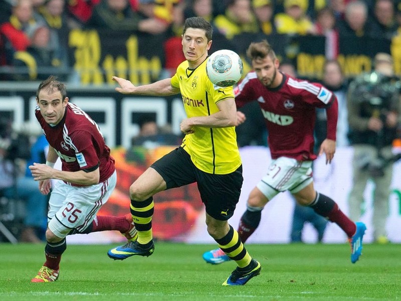 Borussia Dortmund ist auch in der Fußball-Bundesliga zurück auf Erfolgskurs. Eine Woche nach der ernüchternden Schlappe beim Hamburger SV (0:3) setzte sich die Mannschaft von Trainer Jürgen Klopp mit 3:0 (0:0) gegen den 1. FC Nürnberg durch. Wie schon beim famosen Champions-League-Auftritt vier Tage zuvor in St. Petersburg (4:2) präsentierte sich der BVB am Samstag von seiner besseren Seite und rückte auf Rang zwei vor. Vor 80 645 Zuschauern im ausverkauften Signal Iduna Park sorgten der nach dreiwöchiger Verletzungspause ins Team zurückgekehrte Mats Hummels (51. Minute), Robert Lewandowski (67.) und Henrich Mchitarjan (83.) für den verdienten Sieg.