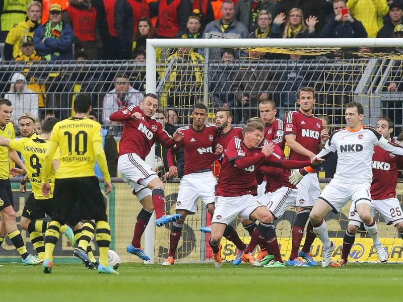 Borussia Dortmund ist auch in der Fußball-Bundesliga zurück auf Erfolgskurs. Eine Woche nach der ernüchternden Schlappe beim Hamburger SV (0:3) setzte sich die Mannschaft von Trainer Jürgen Klopp mit 3:0 (0:0) gegen den 1. FC Nürnberg durch. Wie schon beim famosen Champions-League-Auftritt vier Tage zuvor in St. Petersburg (4:2) präsentierte sich der BVB am Samstag von seiner besseren Seite und rückte auf Rang zwei vor. Vor 80 645 Zuschauern im ausverkauften Signal Iduna Park sorgten der nach dreiwöchiger Verletzungspause ins Team zurückgekehrte Mats Hummels (51. Minute), Robert Lewandowski (67.) und Henrich Mchitarjan (83.) für den verdienten Sieg.