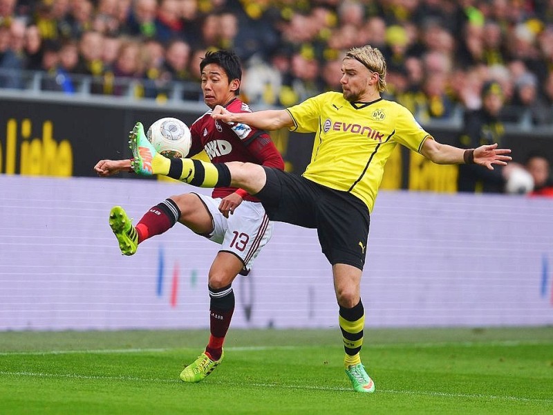 Borussia Dortmund ist auch in der Fußball-Bundesliga zurück auf Erfolgskurs. Eine Woche nach der ernüchternden Schlappe beim Hamburger SV (0:3) setzte sich die Mannschaft von Trainer Jürgen Klopp mit 3:0 (0:0) gegen den 1. FC Nürnberg durch. Wie schon beim famosen Champions-League-Auftritt vier Tage zuvor in St. Petersburg (4:2) präsentierte sich der BVB am Samstag von seiner besseren Seite und rückte auf Rang zwei vor. Vor 80 645 Zuschauern im ausverkauften Signal Iduna Park sorgten der nach dreiwöchiger Verletzungspause ins Team zurückgekehrte Mats Hummels (51. Minute), Robert Lewandowski (67.) und Henrich Mchitarjan (83.) für den verdienten Sieg.