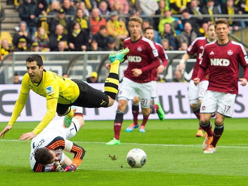 Borussia Dortmund ist auch in der Fußball-Bundesliga zurück auf Erfolgskurs. Eine Woche nach der ernüchternden Schlappe beim Hamburger SV (0:3) setzte sich die Mannschaft von Trainer Jürgen Klopp mit 3:0 (0:0) gegen den 1. FC Nürnberg durch. Wie schon beim famosen Champions-League-Auftritt vier Tage zuvor in St. Petersburg (4:2) präsentierte sich der BVB am Samstag von seiner besseren Seite und rückte auf Rang zwei vor. Vor 80 645 Zuschauern im ausverkauften Signal Iduna Park sorgten der nach dreiwöchiger Verletzungspause ins Team zurückgekehrte Mats Hummels (51. Minute), Robert Lewandowski (67.) und Henrich Mchitarjan (83.) für den verdienten Sieg.