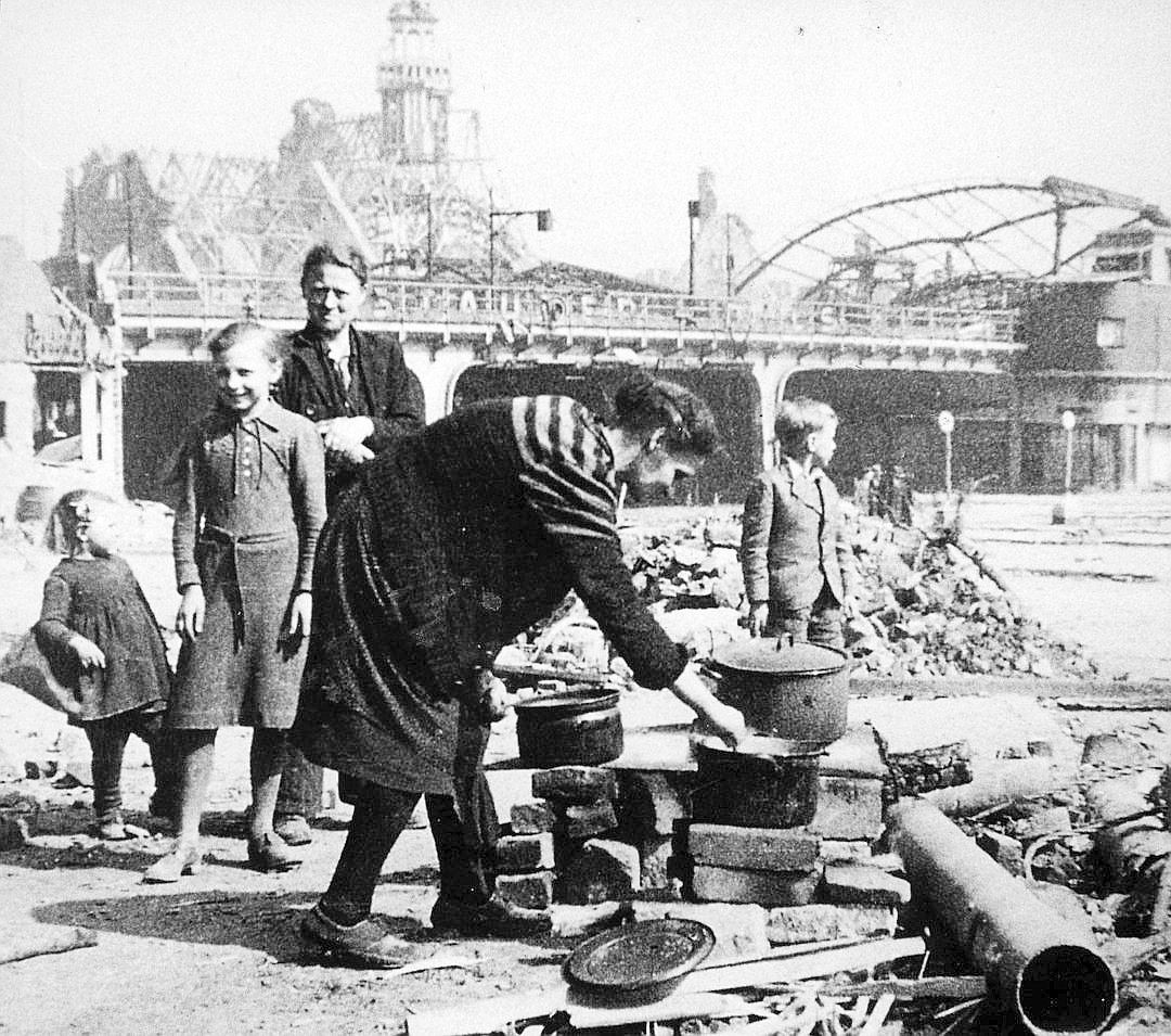 Kochstelle an der Freiheit am 12. März 1945 mit der Ruine des Hauptbahnhofs im Hintergrund. Einen Tag zuvor hatte es den letzten Großangriff gegebene.