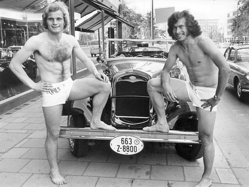 Nicht mehr nackt zu feiern brauchen die beiden ehemaligen Fußballer des FC Bayern München, Uli Hoeneß und Paul Breitner. Die Aufnahme ist vom 5.6.1973. Nach der Vorführung von Bademoden eines Münchner Herrenausstatters bekamen sie damals die elegantesten Modelle geschenkt.