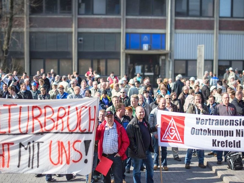 BOCHUM - Die Belegschaft von Outokumpu Nirosta legte die Arbeit nieder und versammelte sich auf dem Werksgelände bei einer zusätzlichen Belegschaftsversammlung am Mittwoch, den 12. Maerz 2014. Dem Bochumer Werk des Edelstahlfabrikanten droht 2015 die Schließung. Foto: Ingo Otto / WAZ FotoPool