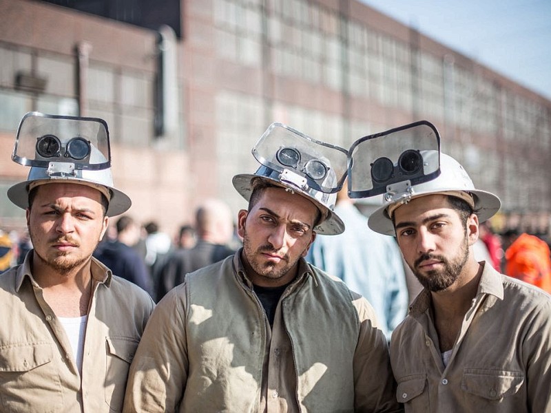 BOCHUM - Die Belegschaft von Outokumpu Nirosta legte die Arbeit nieder und versammelte sich auf dem Werksgelände bei einer zusätzlichen Belegschaftsversammlung am Mittwoch, den 12. Maerz 2014. Dem Bochumer Werk des Edelstahlfabrikanten droht 2015 die Schließung. Foto: Ingo Otto / WAZ FotoPool