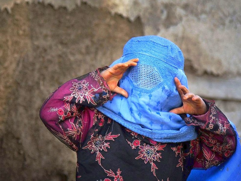 Ein Mädchen mit Burka beim Spielen in Kabul.