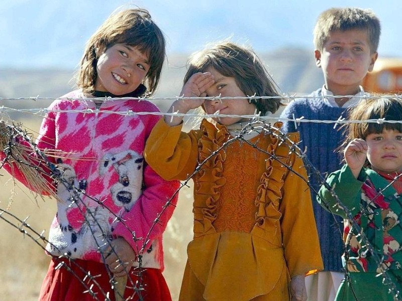 Kleine Mädchen warten im Jahr 2002 am Zaun eines Bundeswehr-Camps in Afghanistan.