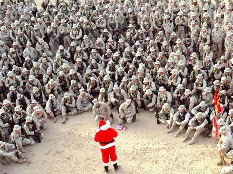 Heiligabend 2002: Ein Weihnachtsmann besucht US-Truppen im Camp Commando in Kuwait. HANDOUT - FILE - In this Tuesday, Dec. 24, 2002 file photo, hundreds of U.S. Marines gather at Camp Commando in the Kuwait desert during a Christmas eve visit by Santa Claus. Anja Niedringhaus, a courageous and immensely talented Associated Press photographer who has covered everything from sports to war, was killed while covering elections in Afghanistan on Friday April 4, 2014. Niedringhaus was in a car in eastern Afghanistan with AP reporter Kathy Gannon when, according to a freelancer who was with them, an Afghan policeman approached them, yelled Allahu Akbar _ God is Great _ and opened fire on them in the back seat with his AK-47. Niedringhaus was killed instantly and Gannon was wounded.   AP Photo/Anja Niedringhaus/dpa +++(c) dpa - Bildfunk+++