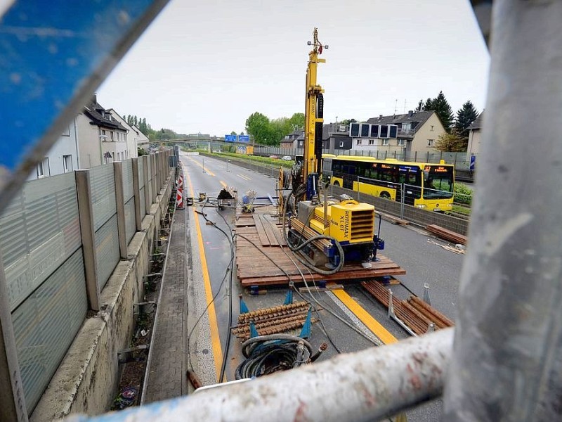 Auf der gesperrten A40 in Richtung Bochum wird auch am Ostermontag gearbeitet.Im Bild: Blick in Richtung Essen, ein Bohrer steht auf der Plattform über dem ehemaligen Schurfschacht mit Namen  Joachim.Foto: Kerstin Kokoska