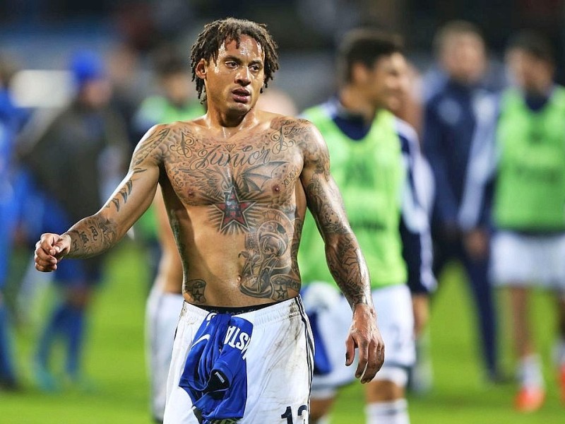 ... zum Beispiel Jermaine Jones seine Körperverzierungen.