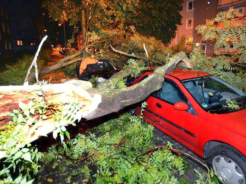 Feuerwehr und Technisches Hilfswerk werden noch über Tage mit den Aufräumarbeiten beschäftigt sein.