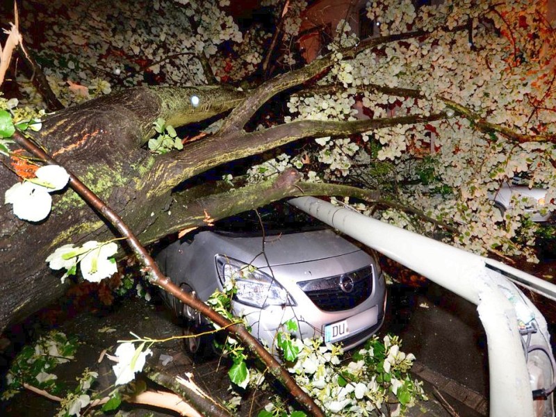 Die Schadenshöhe war in Duisburg zunächst nicht absehbar, jedoch sind zahlreiche Autos beschädigt worden.