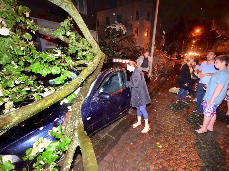 Die Schadenshöhe war in Duisburg zunächst nicht absehbar, jedoch sind zahlreiche Autos beschädigt worden.