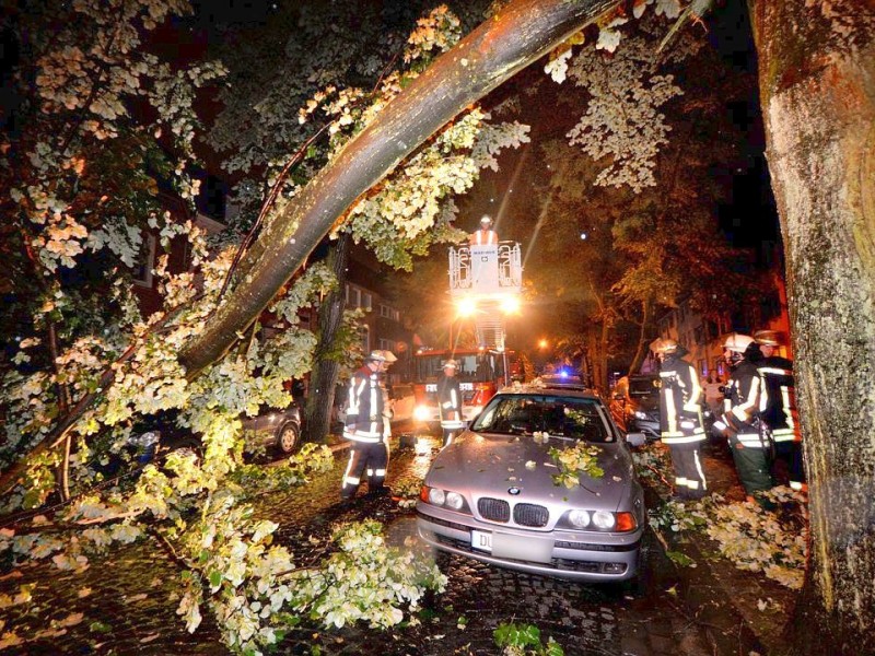 Die Schadenshöhe war in Duisburg zunächst nicht absehbar, jedoch sind zahlreiche Autos beschädigt worden.